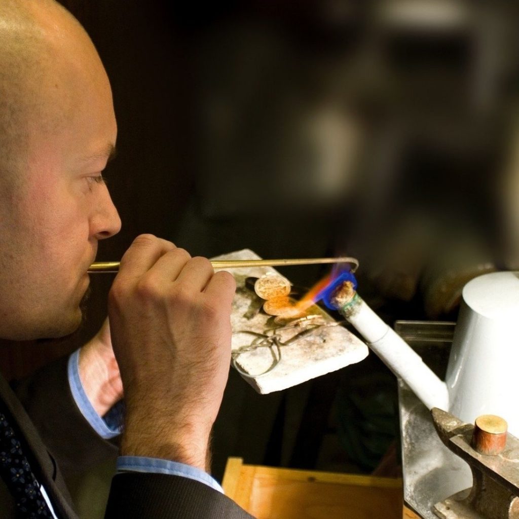 Orfèvre en quête de matière première